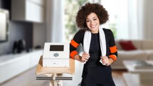 Vrouw na effectieve thuis sporten sessie met elektrische spierstimulatie EMS apparaat