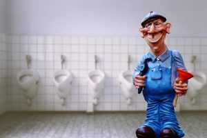 Professional loodgieter voert wc ontstopping uit in Spijkenisse met professioneel gereedschap