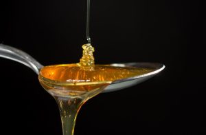 Home Hakhoning en honingsnoep met natuurlijke ingrediënten op een houten oppervlak, traditionele zoetwarijen