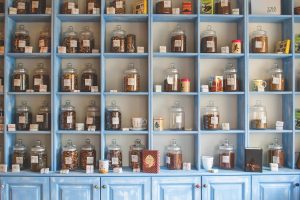 Home Interieur van Woonwinkel in Lelystad met modern en vintage meubilair, kunstwerken en decoraties