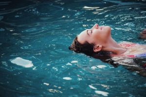 Home Zwembad in Spijkenisse met bezoekers die genieten van water en recreatieve activiteiten