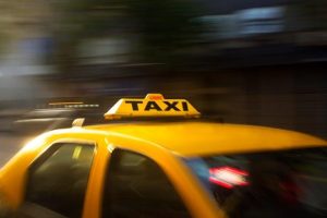 Home Handige weetjes over taxi's: een moderne taxi met daklicht op een drukke stedelijke straat