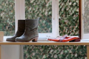 Home Collectie Via Vai schoenen met sneakers, laarzen en enkellaarsjes in verschillende kleuren zoals zwart, cognac en taupe