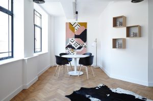 Home Kleine woonkamer met veel licht inrichten: schuifpui, zichtlijnen en meubels strategisch geplaatst voor een ruimtelijk gevoel
