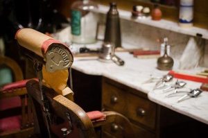 Home Barber verzorgt fade en demonstreert technieken om je hairstyle scherp te houden